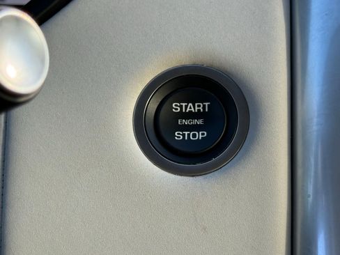 Used 2025 Land Rover Discovery S image 46