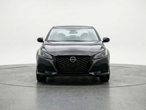 Used 2025 Nissan Altima 2.5 SV image 2