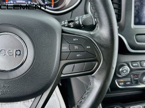 Used 2019 Jeep Cherokee Trailhawk AWD/4WD image 17
