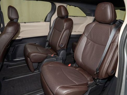 Certified 2024 Toyota Sienna Platinum image 11