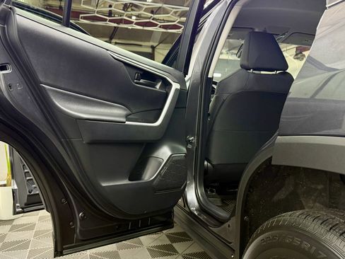 Used 2021 Toyota RAV4 LE image 7