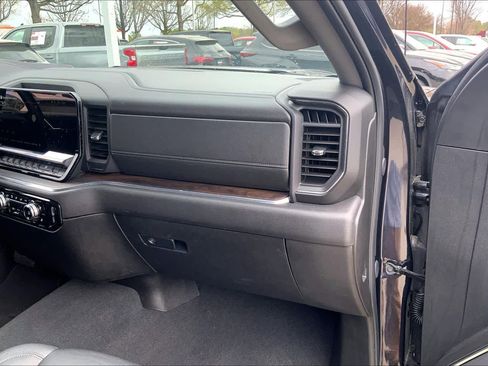 Used 2025 GMC Sierra 1500 SLT image 18