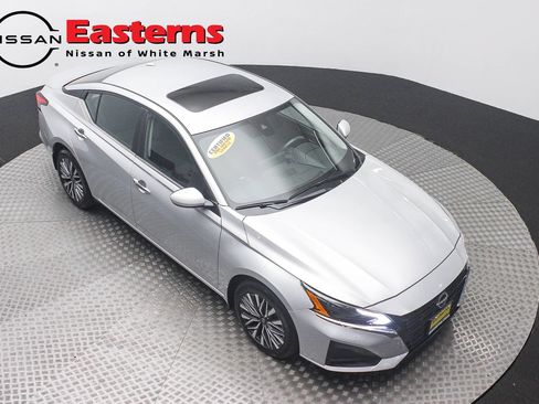 Used 2023 Nissan Altima 2.5 SV w/ SV Premium Package AWD/4WD image 3