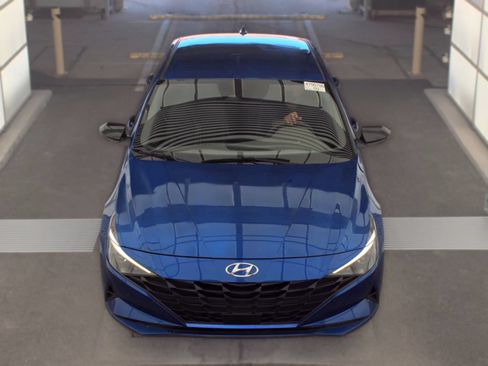 Used 2023 Hyundai Elantra SEL w/ Convenience Package FWD image 2