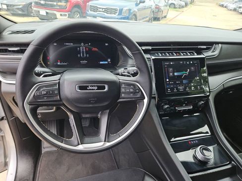 Used 2025 Jeep Grand Cherokee Altitude AWD/4WD image 17
