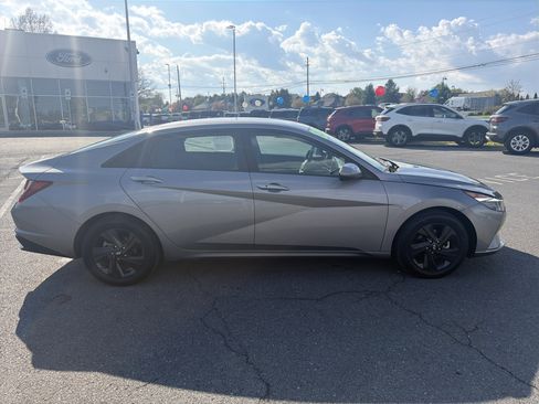 Used 2023 Hyundai Elantra SEL FWD image 2