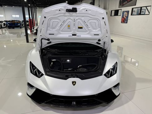 Used 2018 Lamborghini Huracan Performante image 32