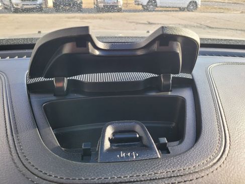 Used 2020 Jeep Cherokee Limited image 30