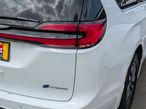 Used 2024 Chrysler Pacifica Limited FWD image 17