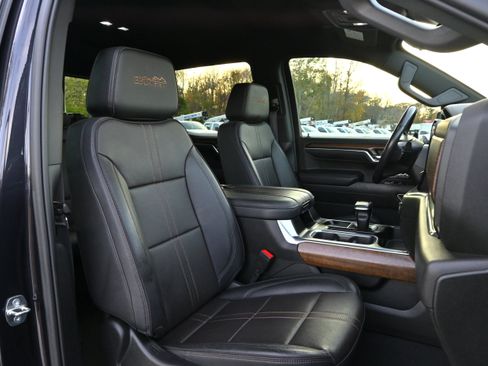 Used 2023 Chevrolet Silverado 1500 High Country w/ Technology Package image 9