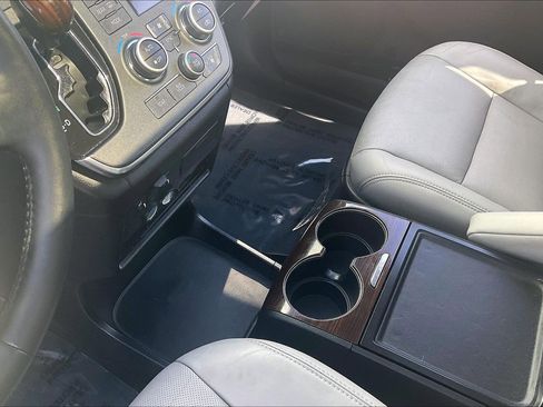 Used 2019 Toyota Sienna Limited Premium FWD image 22