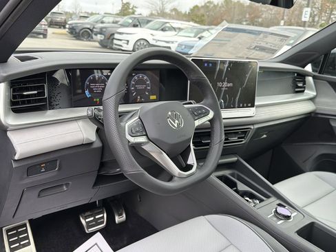 New 2026 Volkswagen Tiguan SE R-Line FWD image 10
