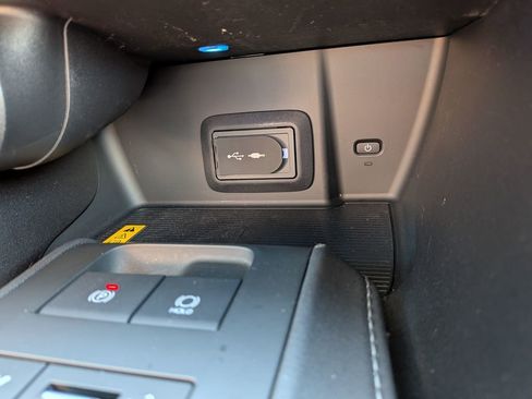 Certified 2021 Toyota Venza LE w/ Carpet Mat Package (TMS) image 17