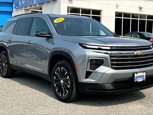 Used 2025 Chevrolet Traverse LT w/ Sun and Wheel Package FWD image 11