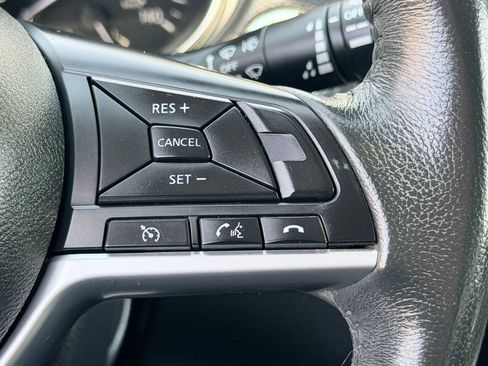 Used 2017 Nissan Rogue SV AWD/4WD image 31