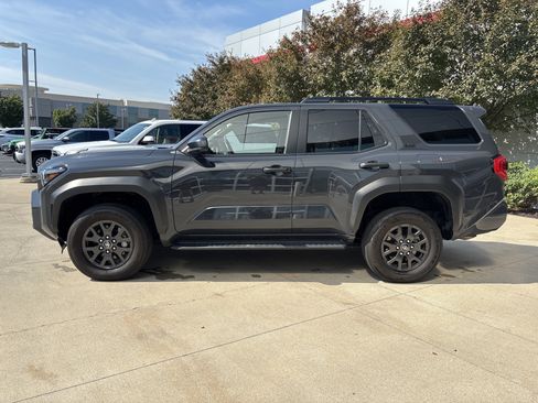 Used 2025 Toyota 4Runner SR5 AWD/4WD image 9