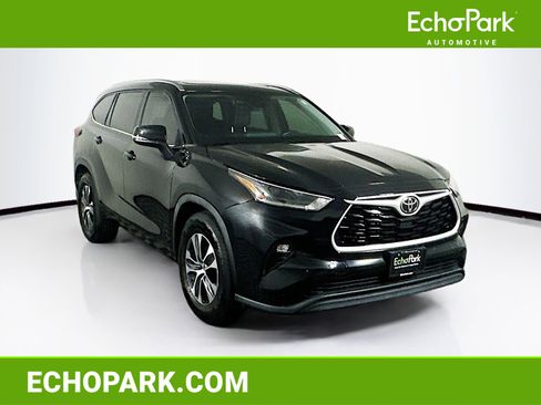 Used 2021 Toyota Highlander XLE FWD image 1