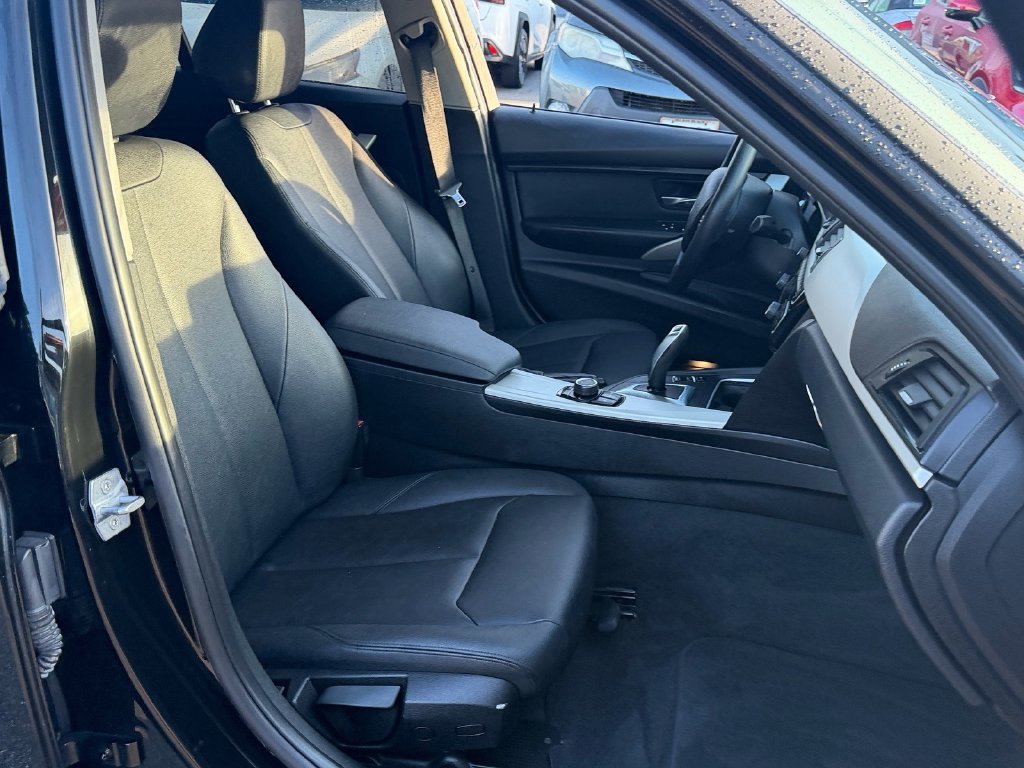 Used 2018 BMW 320i Sedan RWD image 17