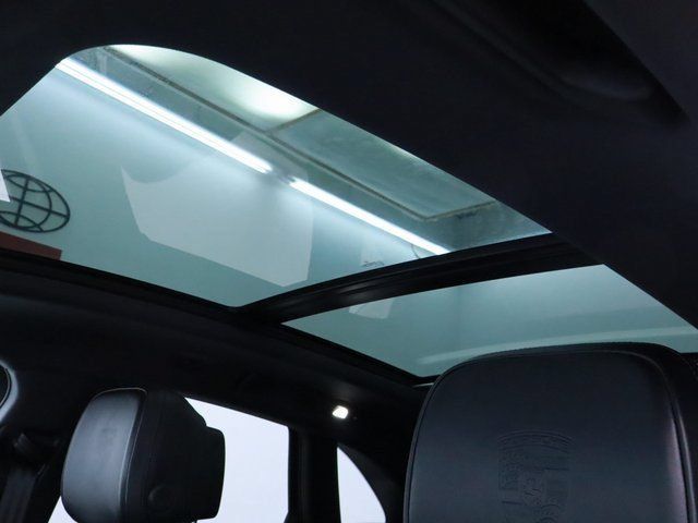 Certified 2024 Porsche Macan AWD/4WD image 13