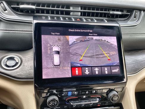 Certified 2024 Jeep Grand Cherokee Limited w/ Luxury Tech Group II image 17