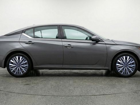 Used 2025 Nissan Altima 2.5 SV FWD image 11
