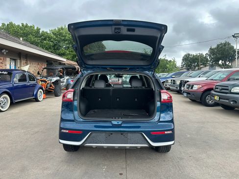 Used 2017 Kia Niro EX FWD image 15