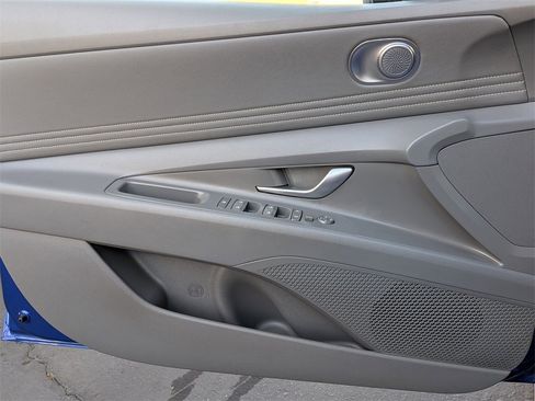 Used 2025 Hyundai Elantra SEL image 11