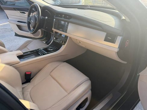 Used 2016 Jaguar XF Premium RWD image 9