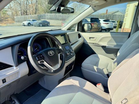Used 2020 Toyota Sienna L image 5