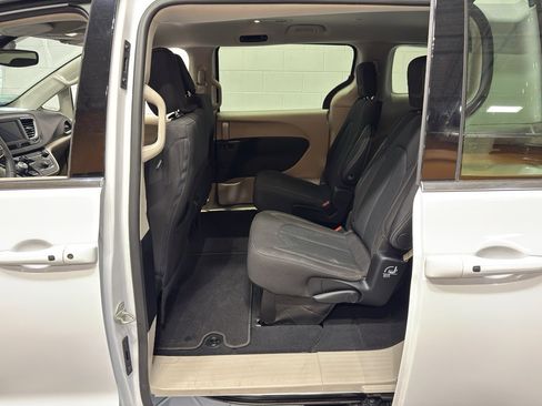 Used 2024 Chrysler Voyager LX image 10