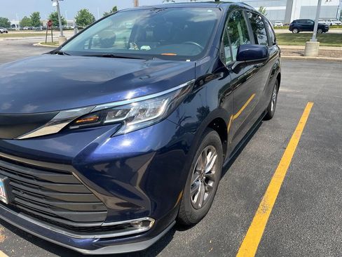 Used 2023 Toyota Sienna XLE FWD image 2