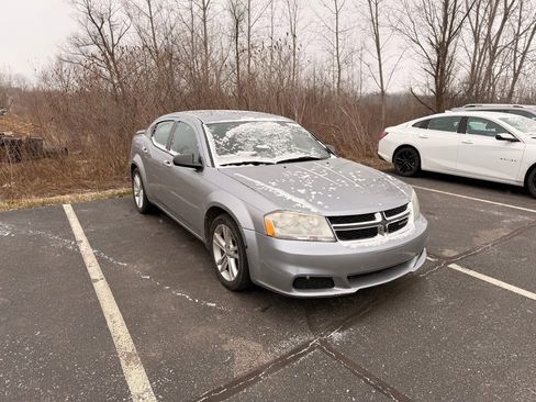 Used 2013 Dodge Avenger SE image 3