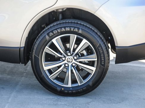 Used 2021 Toyota Venza LE AWD/4WD image 11