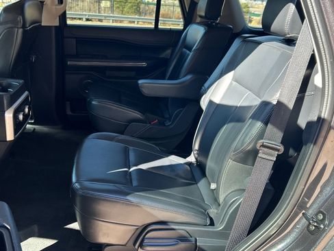 Used 2023 Ford Expedition XLT image 10