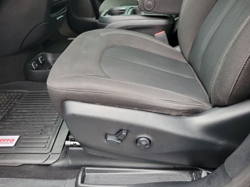 Used 2020 Chrysler Pacifica Touring w/ S Appearance Package FWD image 5
