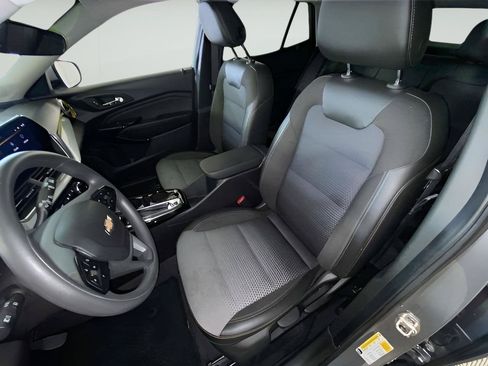 Used 2025 Chevrolet Trax LT FWD image 17