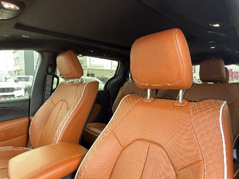 Used 2025 Chrysler Pacifica Pinnacle FWD image 15