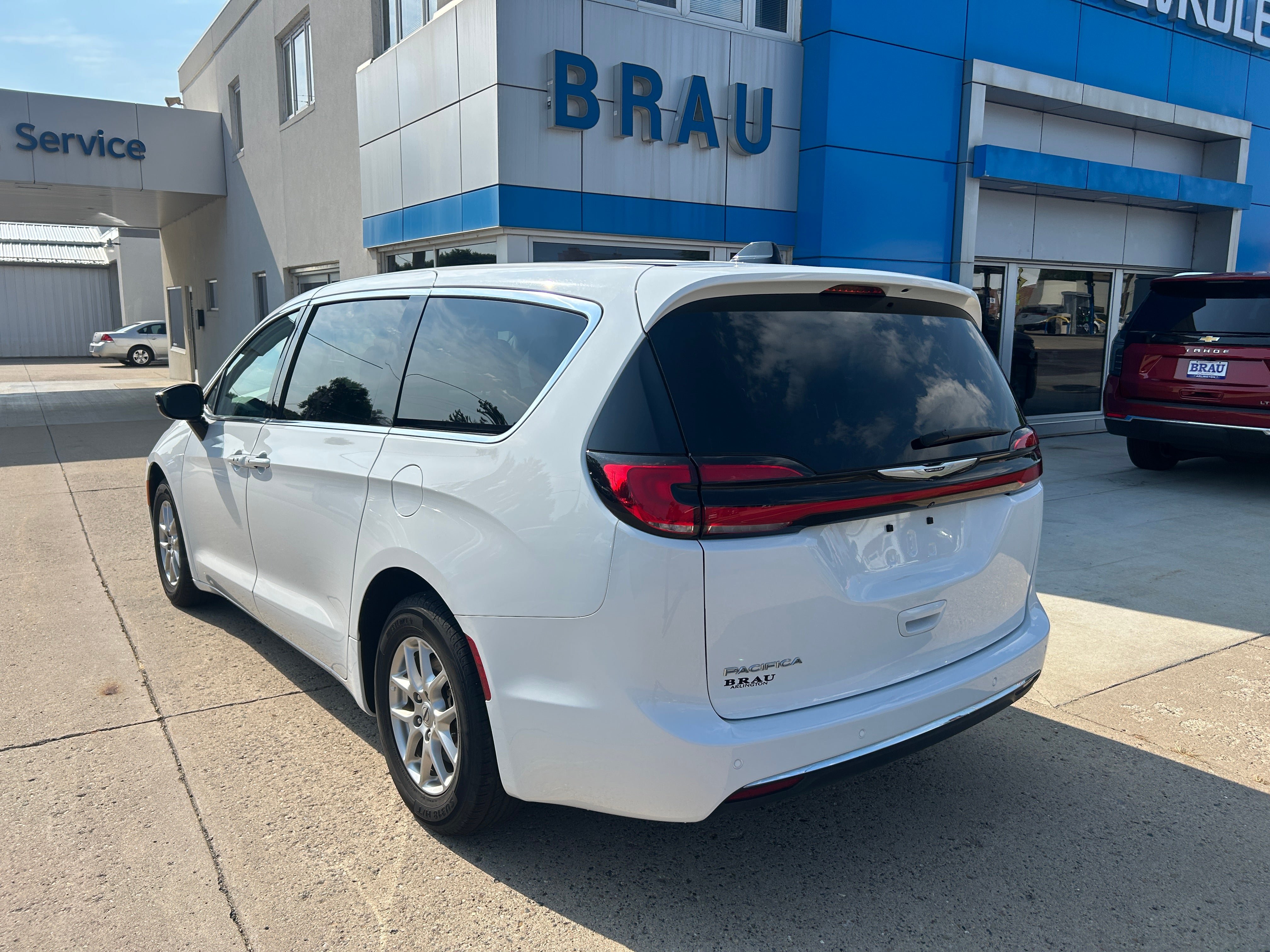 Used 2024 Chrysler Pacifica Touring-L FWD image 8