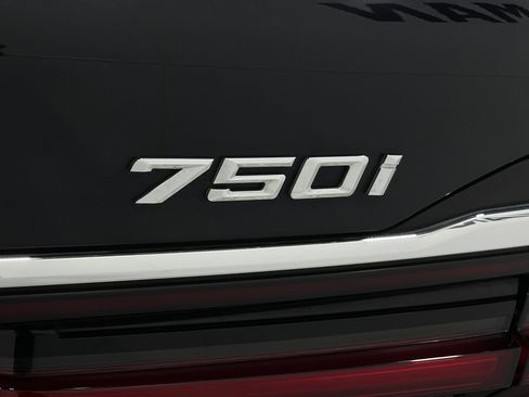 Used 2021 BMW 750i xDrive w/ Executive Package image 40