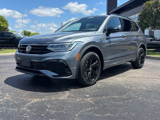 Used 2023 Volkswagen Tiguan SE R-Line AWD/4WD image 3