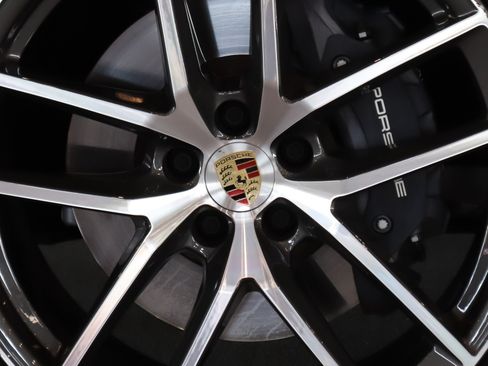 Certified 2024 Porsche Macan AWD/4WD image 13