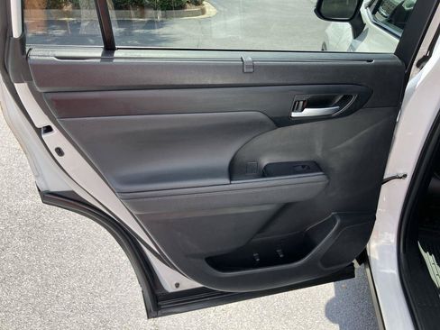 Used 2023 Toyota Highlander XLE FWD image 22
