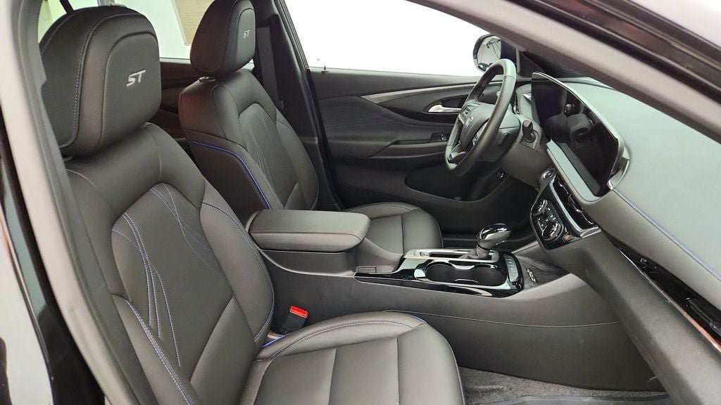Used 2025 Buick Envista Sport Touring w/ Convenience I Package FWD image 24