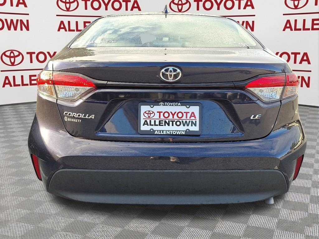 Used 2025 Toyota Corolla LE w/ LE Premium Package FWD image 4