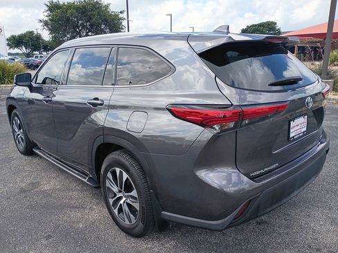 Certified 2021 Toyota Highlander XLE FWD image 8