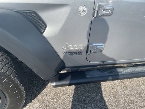 Used 2018 Jeep Wrangler Unlimited Sport AWD/4WD image 4