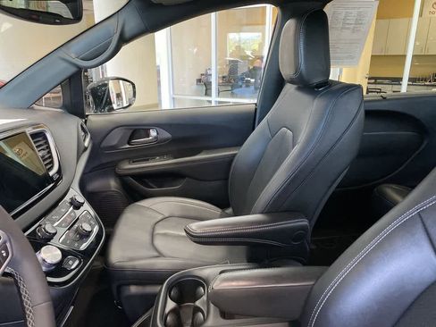 Used 2025 Chrysler Pacifica Select FWD image 17