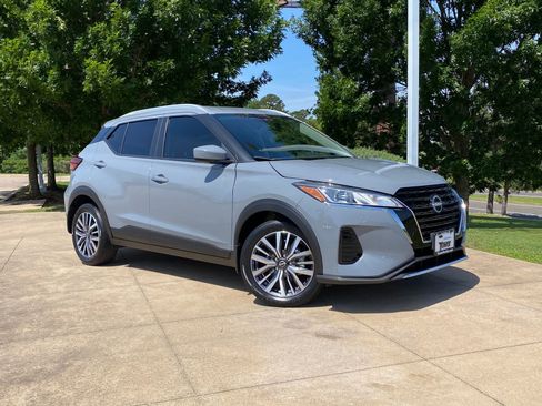 Used 2024 Nissan Kicks SV FWD image 1