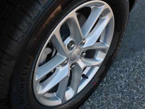 New 2026 Jeep Grand Cherokee Laredo RWD image 9
