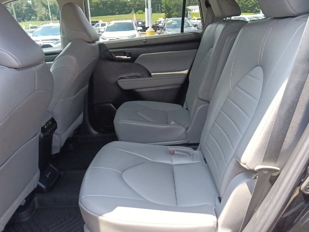 Used 2022 Toyota Highlander XLE AWD/4WD image 27